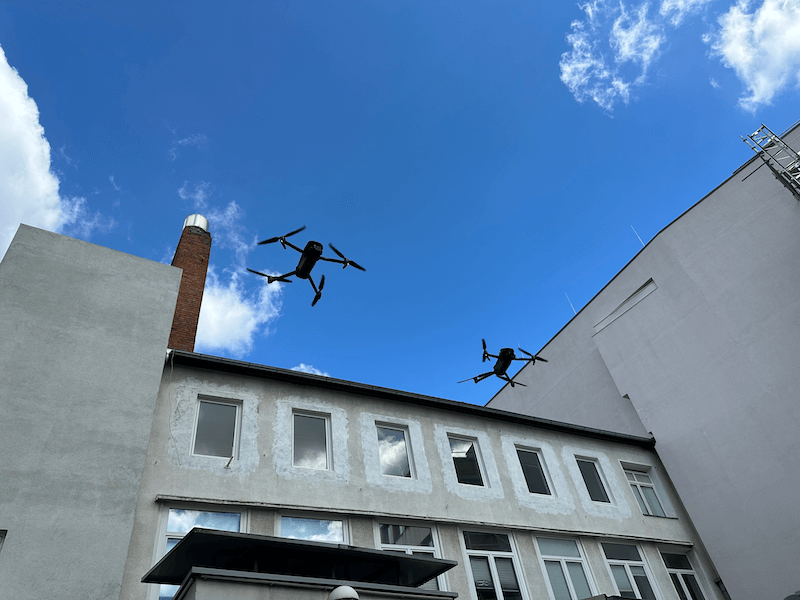 Zwei DJI Mavic 3 Enterprise Drohnen im Flug